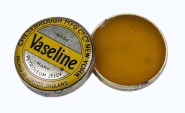 10 façons d’utiliser la vaseline en cosmétique