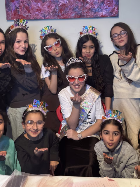 Prestation professionelle de cours de maquillage à domicile pour adolescentes dans le cadre d'une Bat Mitzvah