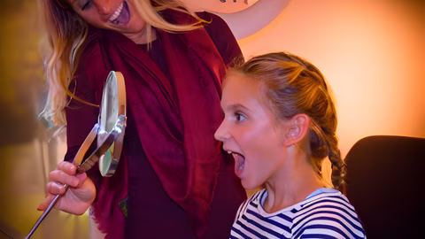 Adolescente gagnante d'un bon cadeau maquillage