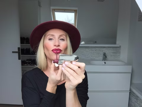 Produit maquillage rouge à lèvres